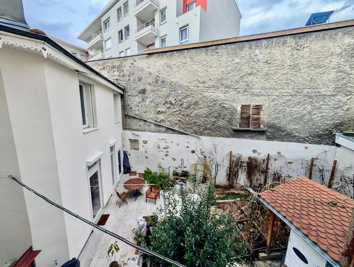 Large 2-Bedroom Apartment Large Living Room With Parking Near Train Station And Downtown Grenoble