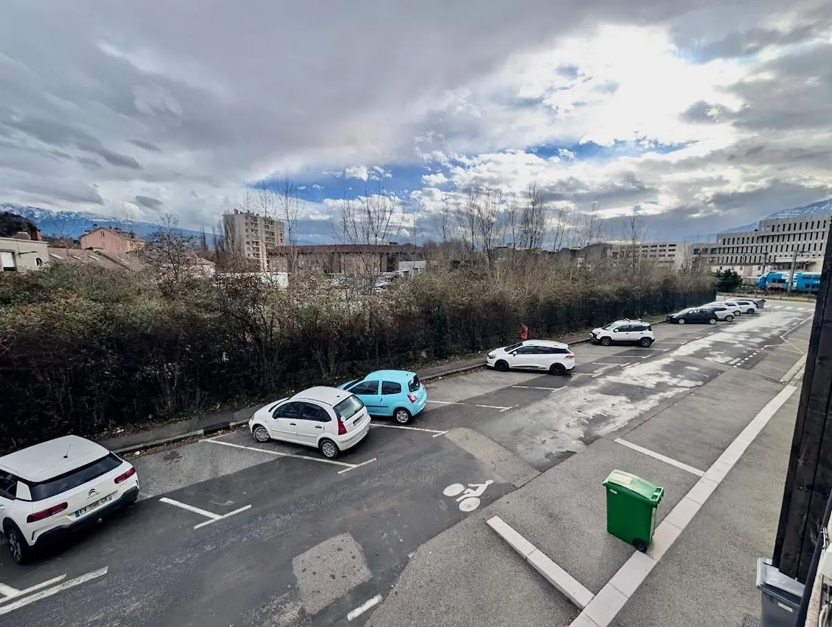 Large 2-Bedroom Apartment Large Living Room With Parking Near Train Station And Downtown Grenoble